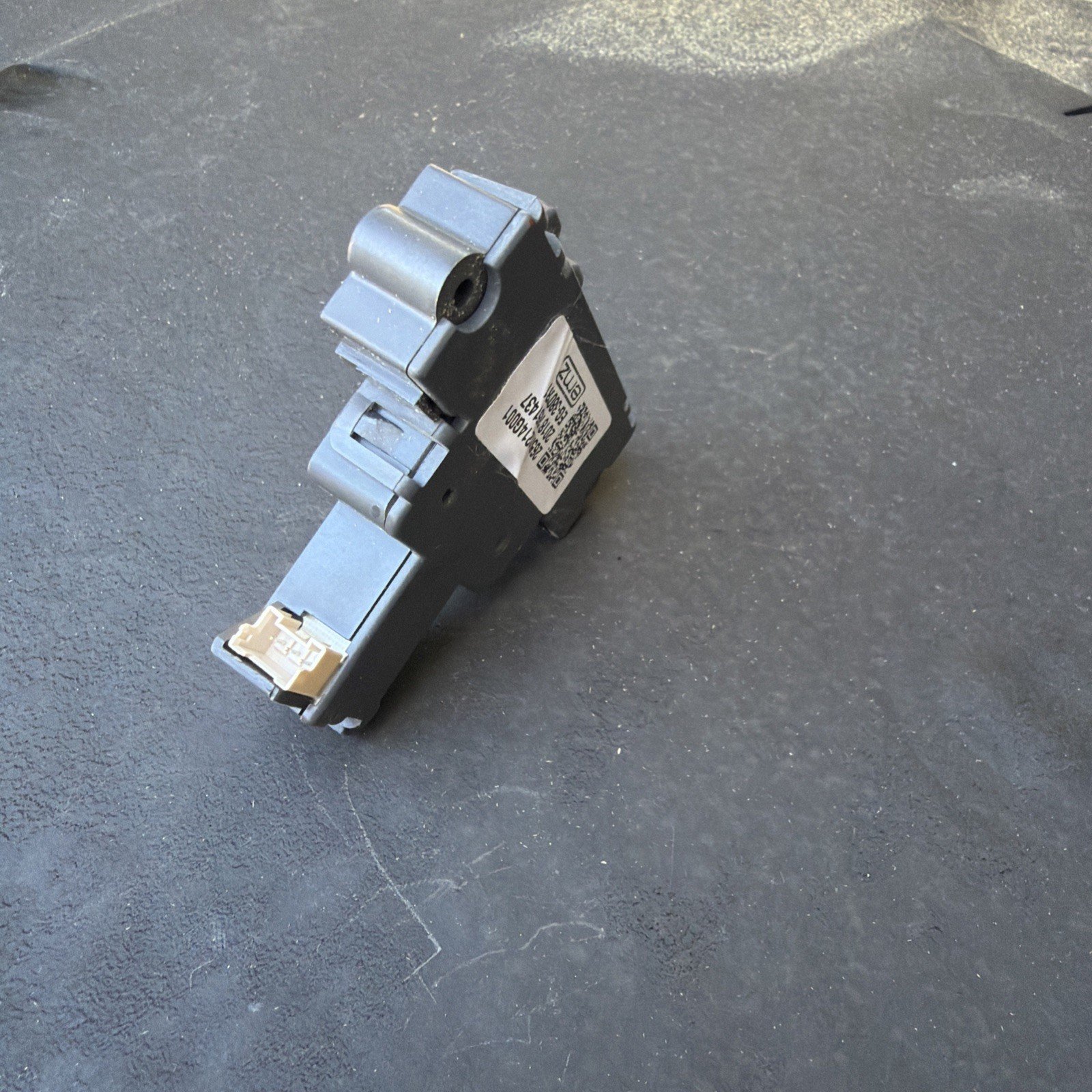 GENUINE USED GE Dishwasher Door Latch GDF650SGJ4WW AND MANY MODELS 265D1214G001 - Image 3