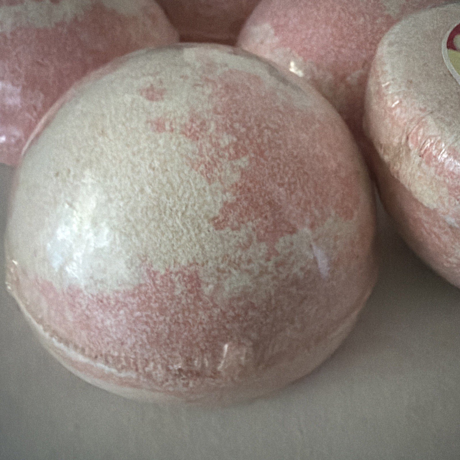 8pcs Love Beauty & Planet Beloved Vegan Bath Bombs Strawberries Lemonade 5 oz. - Image 4